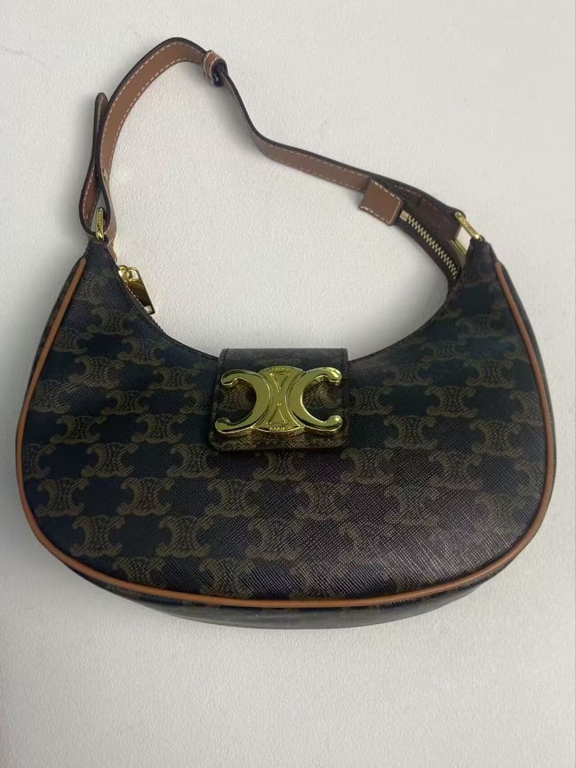 セリーヌ クラシック トリオンフ ワンショルダーバッグ