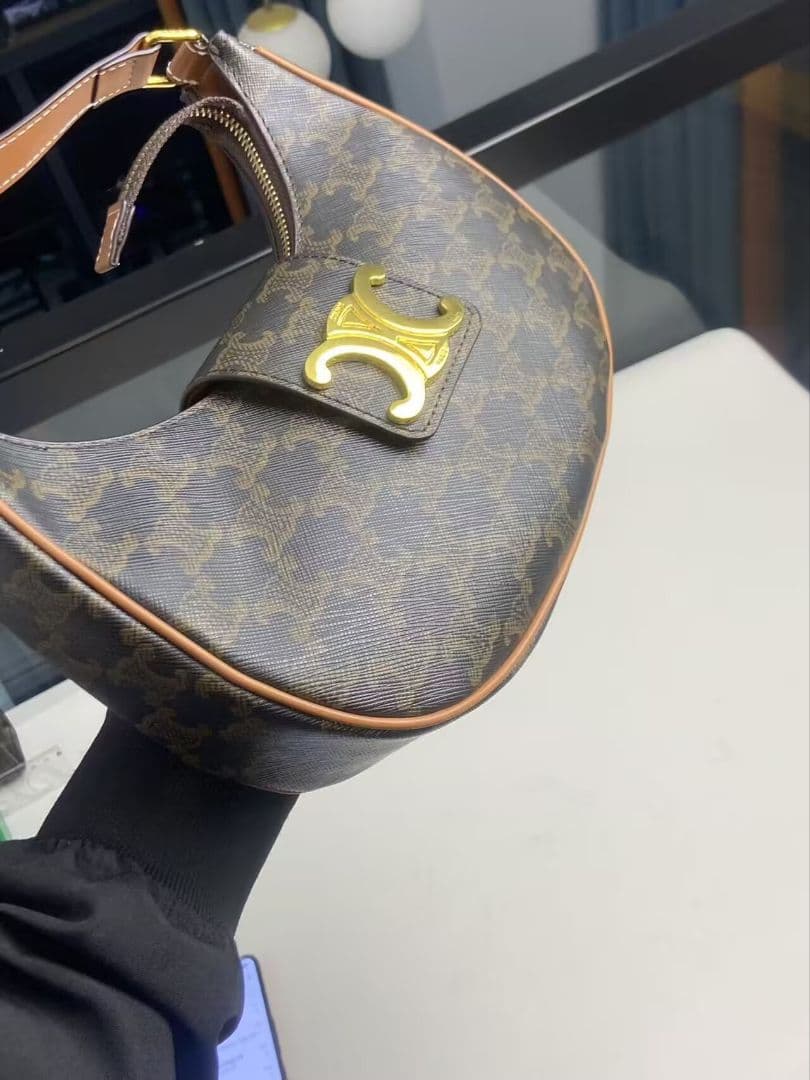 セリーヌ クラシック トリオンフ ワンショルダーバッグ