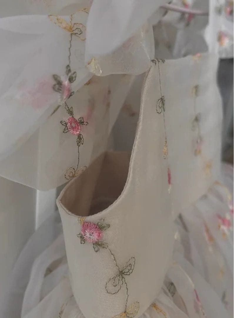 nelia wears ༶ 花柄刺繍ドレス×リボンヘアクリップ୨୧