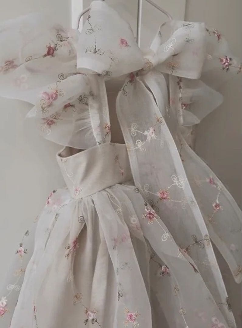 nelia wears ༶ 花柄刺繍ドレス×リボンヘアクリップ୨୧