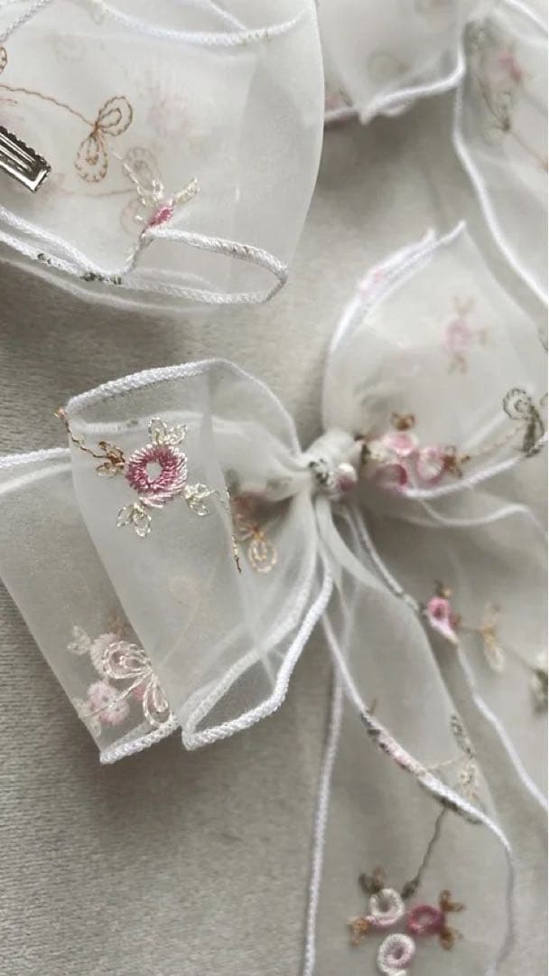 nelia wears ༶ 花柄刺繍ドレス×リボンヘアクリップ୨୧