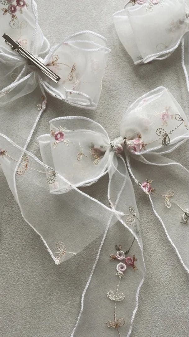 nelia wears ༶ 花柄刺繍ドレス×リボンヘアクリップ୨୧