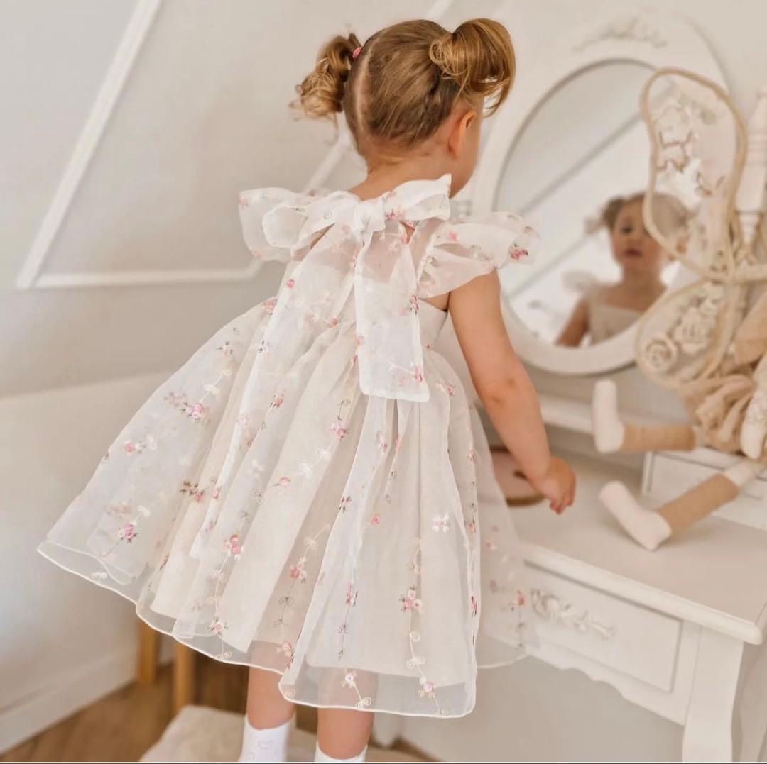 nelia wears ༶ 花柄刺繍ドレス×リボンヘアクリップ୨୧