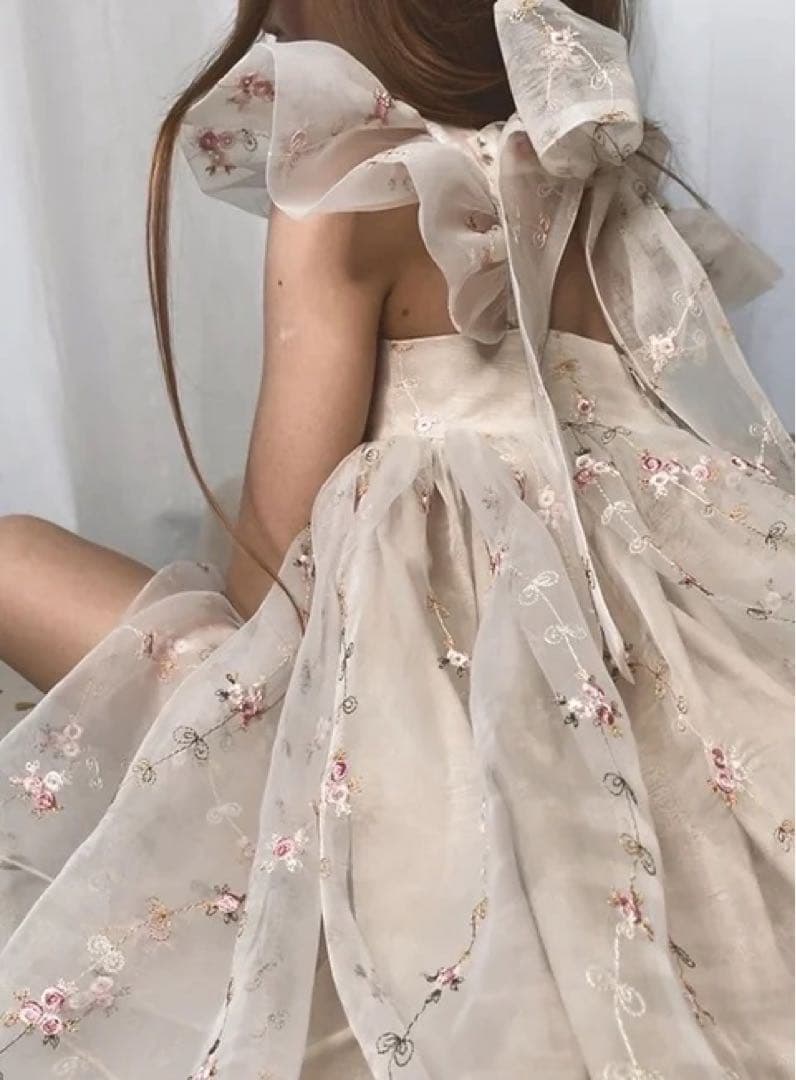 nelia wears ༶ 花柄刺繍ドレス×リボンヘアクリップ୨୧