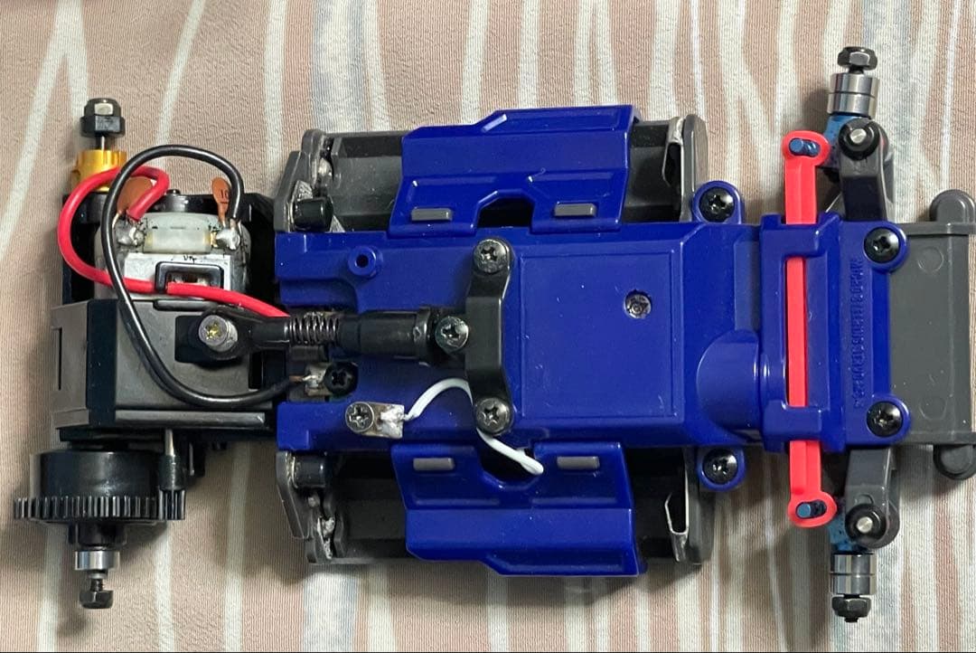 MINI-Z NissanとFerrari Enzoのラジコンカーセット。