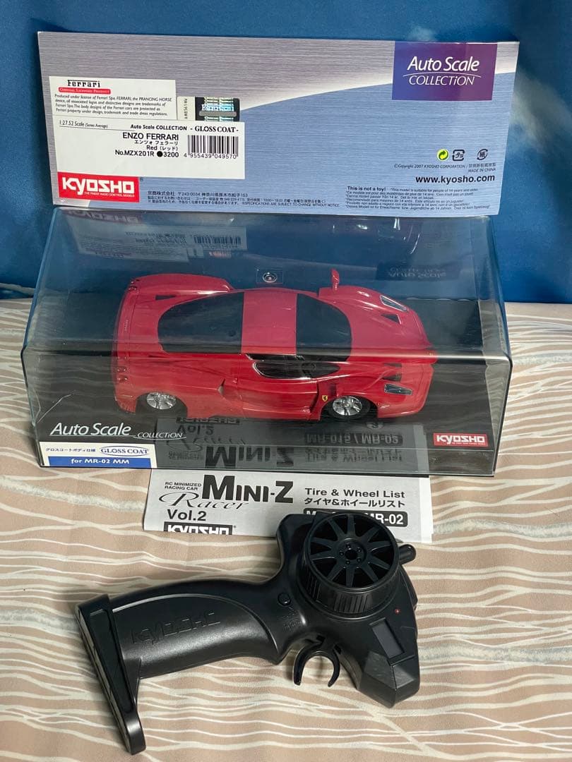 MINI-Z NissanとFerrari Enzoのラジコンカーセット。