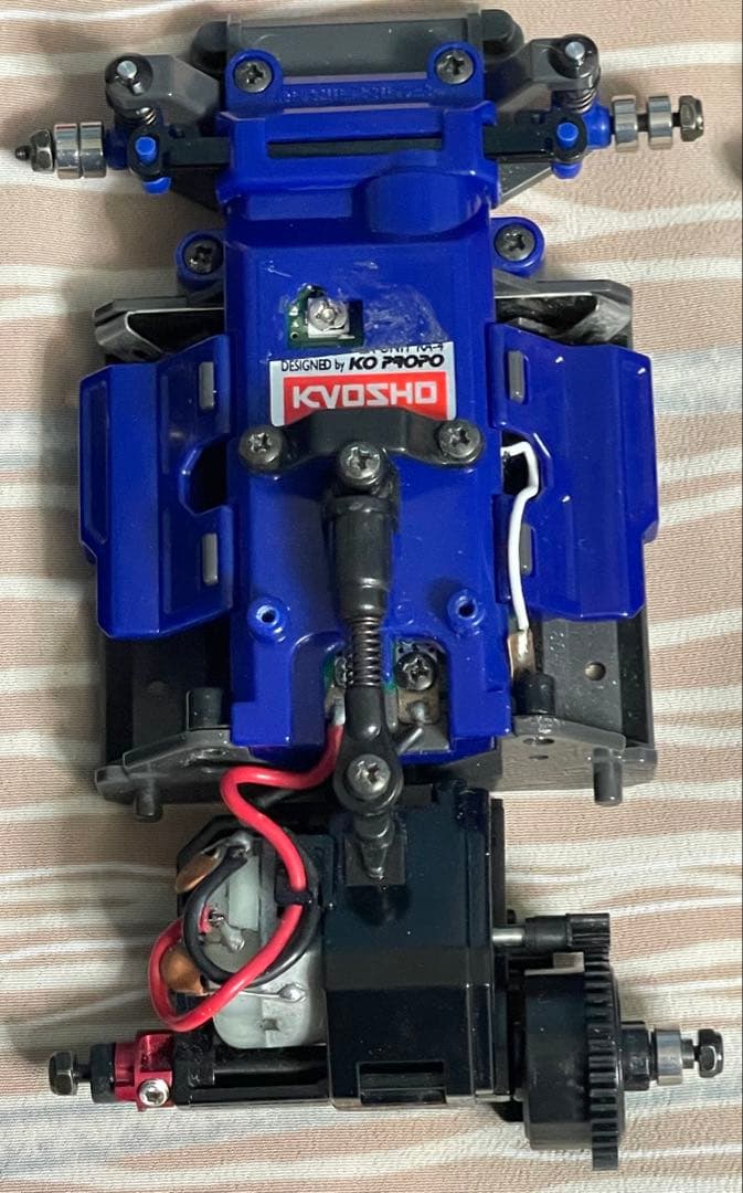 MINI-Z NissanとFerrari Enzoのラジコンカーセット。