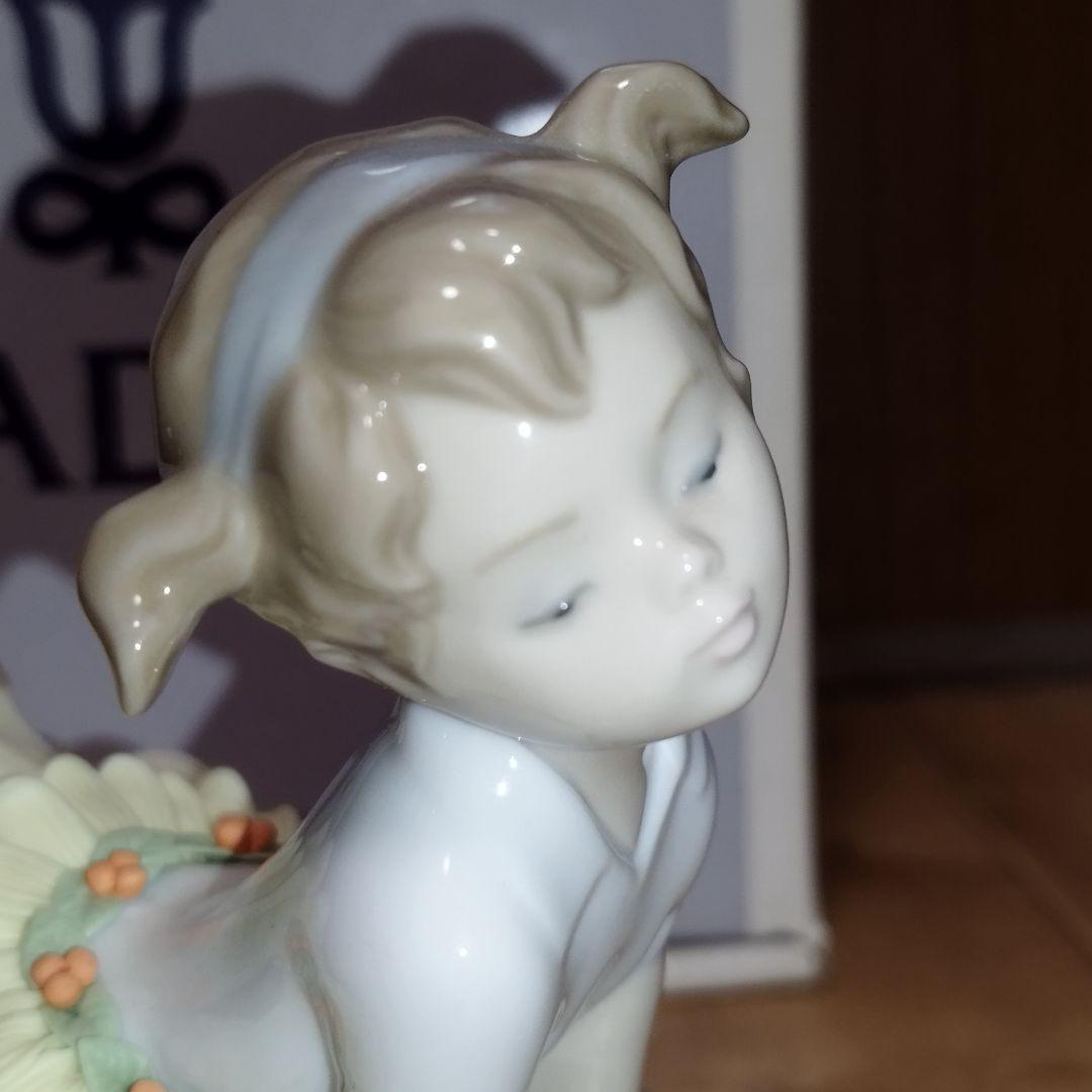 【美品】リヤドロ 6691 　女の子とデイジー花弁スカート