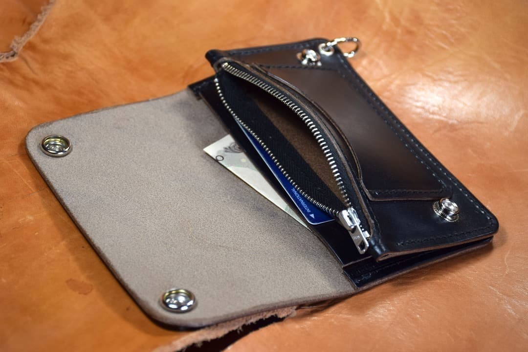 Horween社　クロムエクセル　トラッカーウォレット　ミドルサイズ 　黒　茶芯