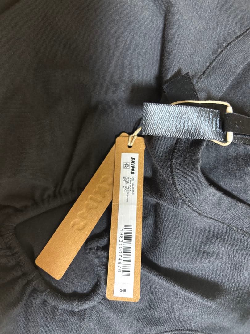 SKIMS ブラックハートカットアウト タンクトップ