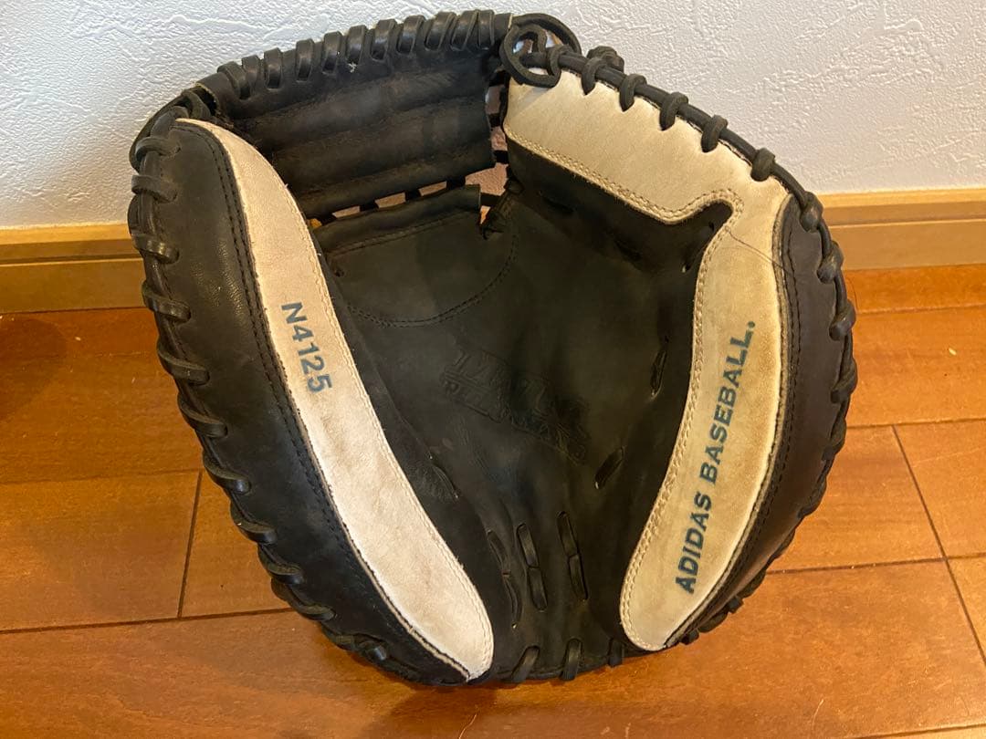 アディダス 白黒 キャッチャーミット