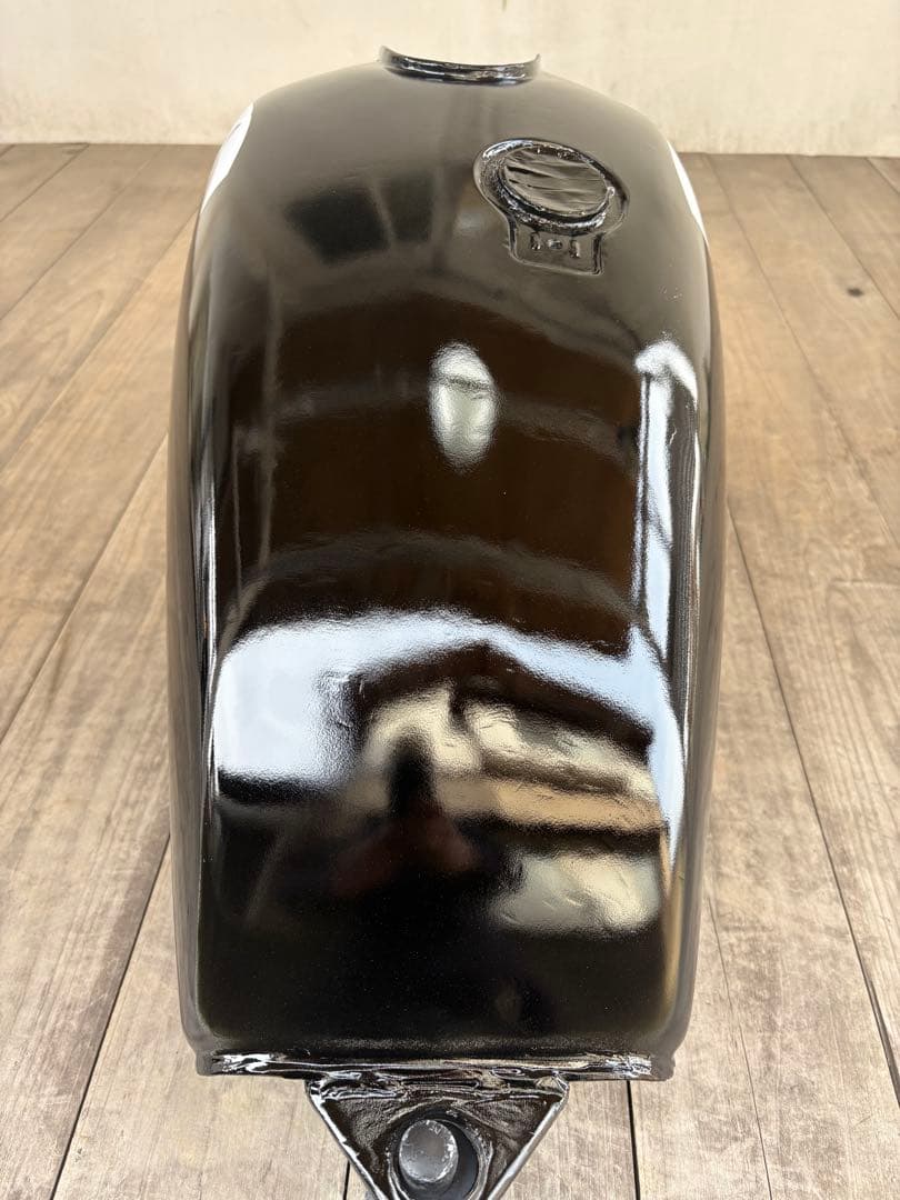 R*a様 SR400 タンク　艶ありブラック＆音叉ホワイトステッカー　自家塗装