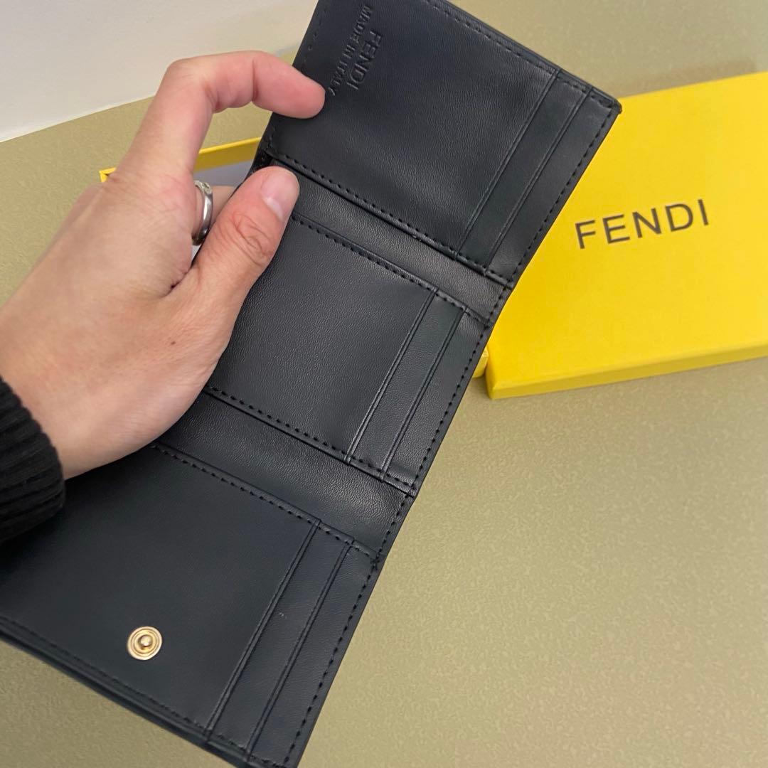 美品✨送料込み FENDI フェンディ三つ折り財布レザー　本革ウォレット　黒