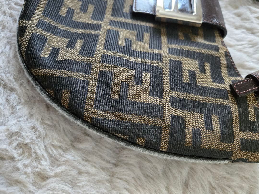 FENDI マンマバケット ハーフムーン ズッカ柄 ショルダーバッグ