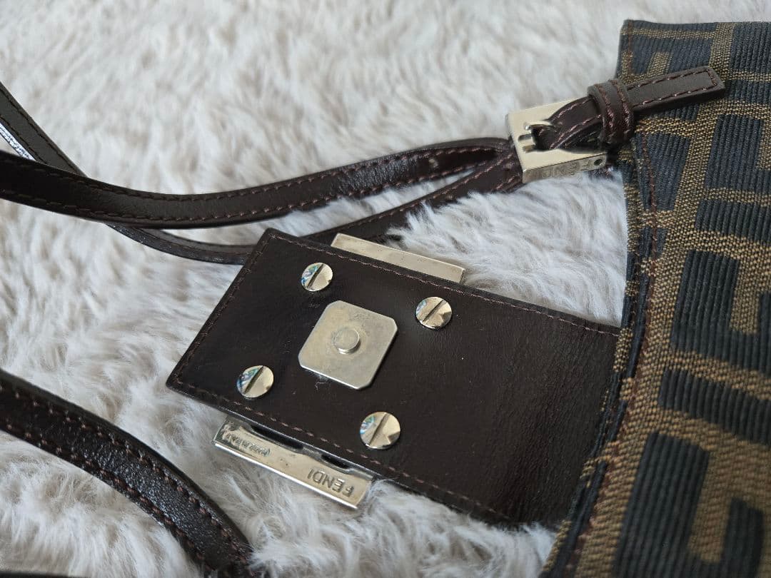 FENDI マンマバケット ハーフムーン ズッカ柄 ショルダーバッグ