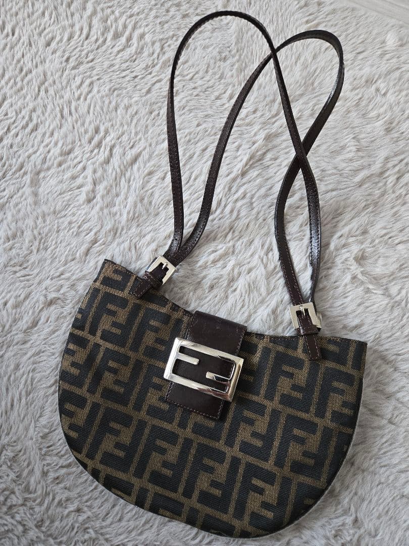 FENDI マンマバケット ハーフムーン ズッカ柄 ショルダーバッグ