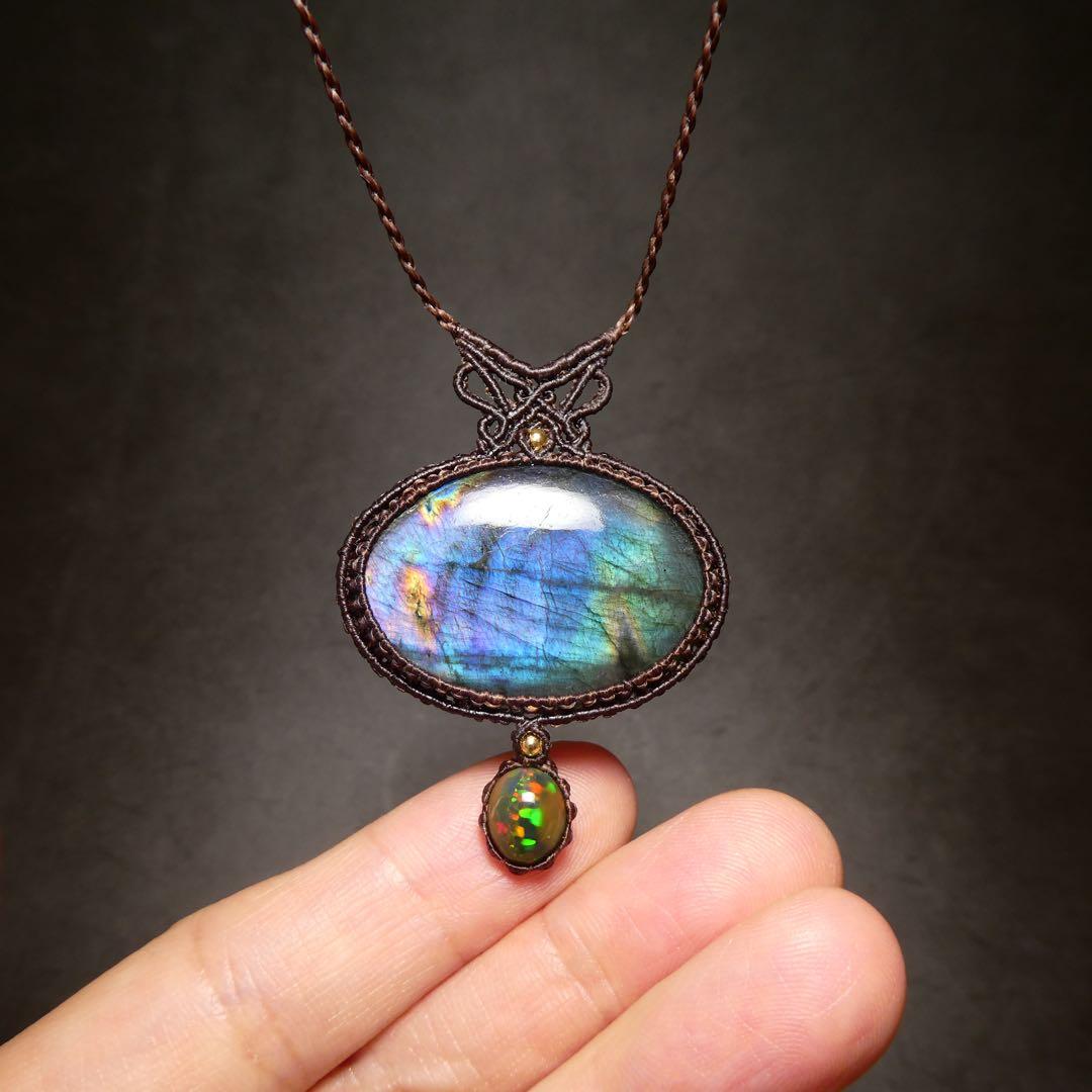 さい　レインボーラブラドライトとブラックオパールのマクラメネックレス