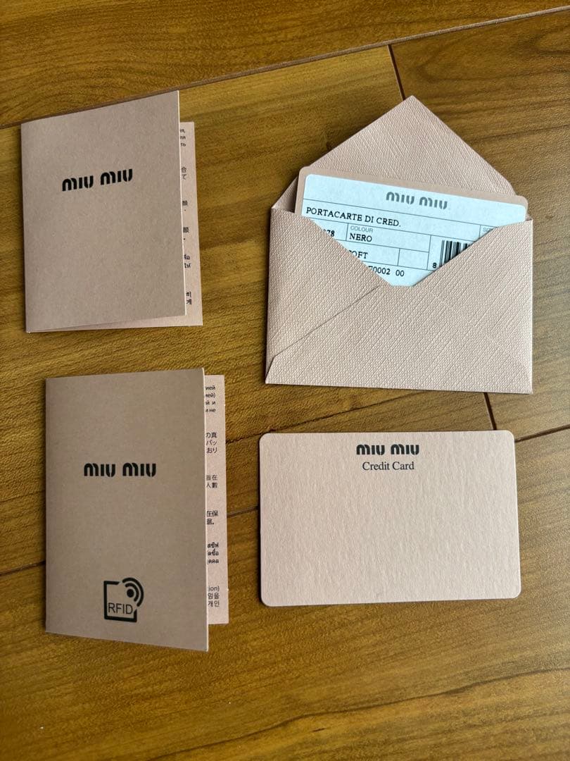 《新品》miumiuカードケース