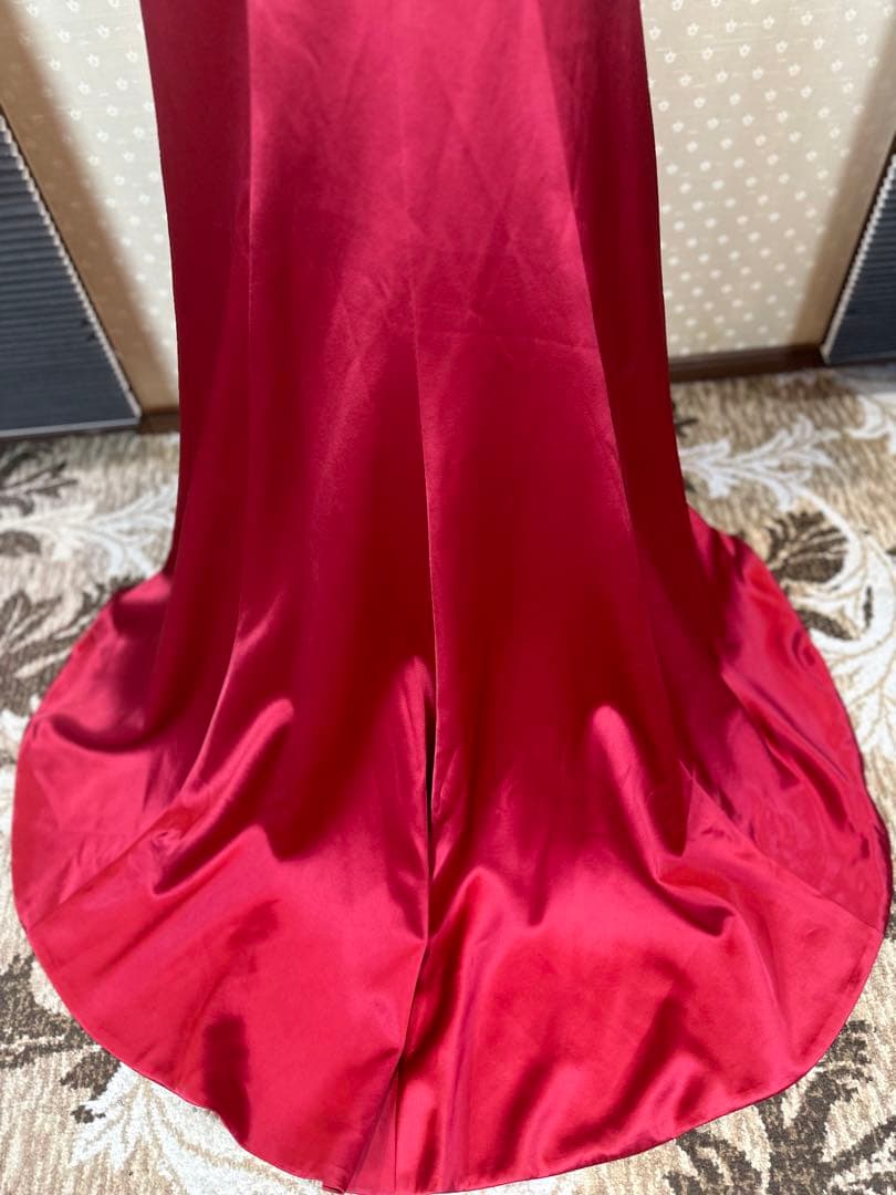 赤 サテン マーメイドラインドレス 透け感のある長袖 ビーズ付き