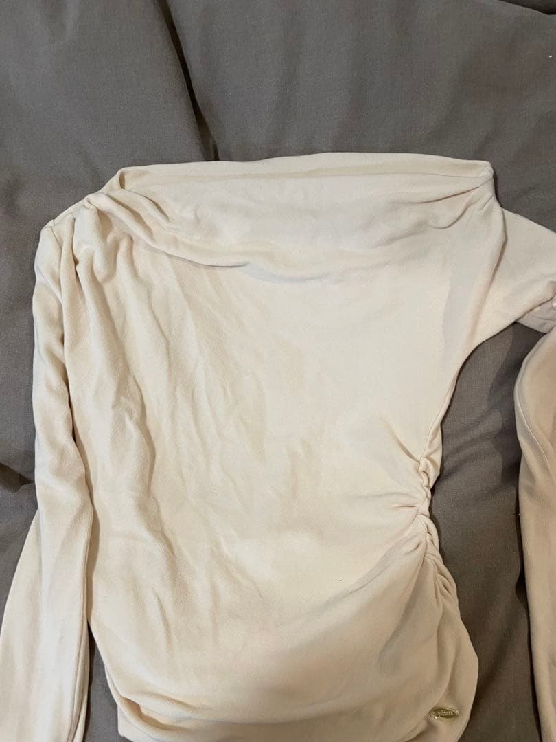 poláura オフショルダー長袖トップス