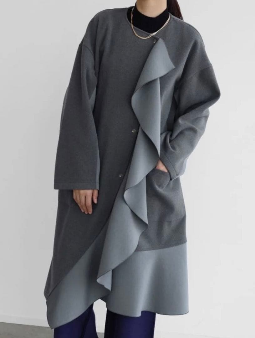 ラディエイト フリルデザインコート