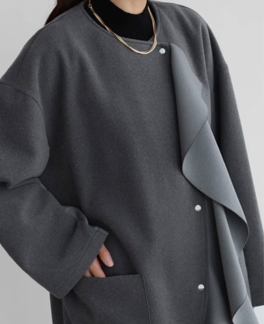 ラディエイト フリルデザインコート