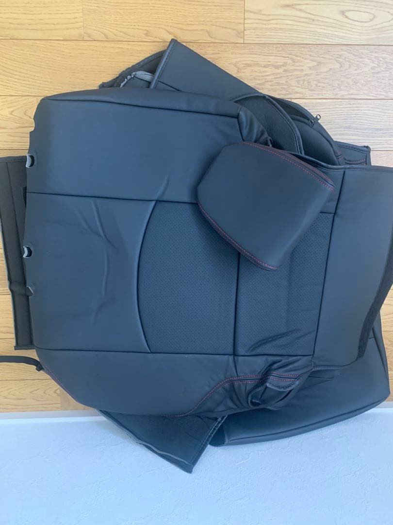 レフィナード　新型ヴォクシー　シートカバー