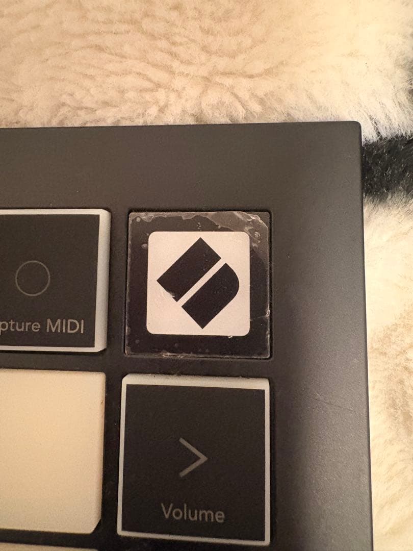 Novation LAUNCHPAD X MIDIコントローラー　中古