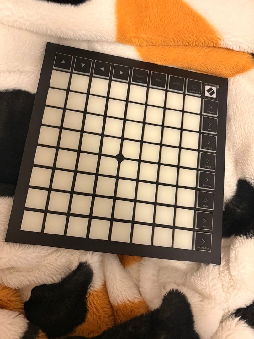 Novation LAUNCHPAD X MIDIコントローラー　中古