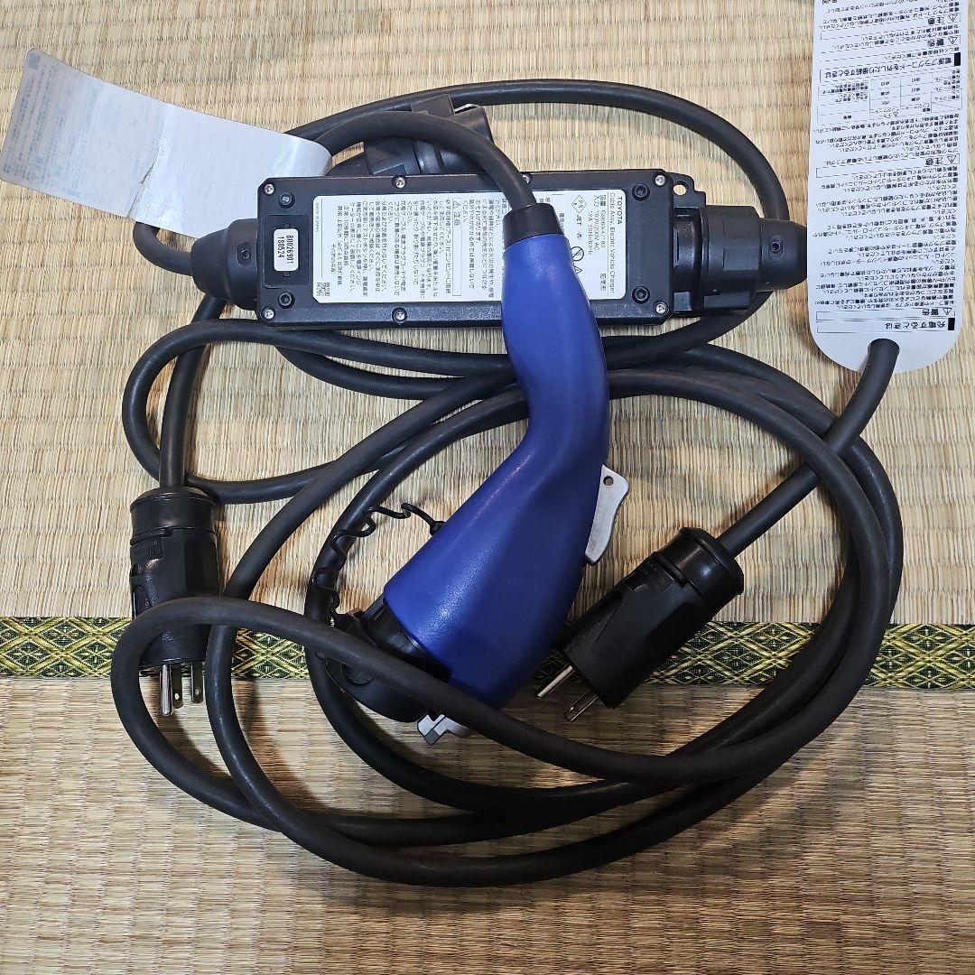 TOYOTA　トヨタプリウスPHV 電気自動車充電ケーブル