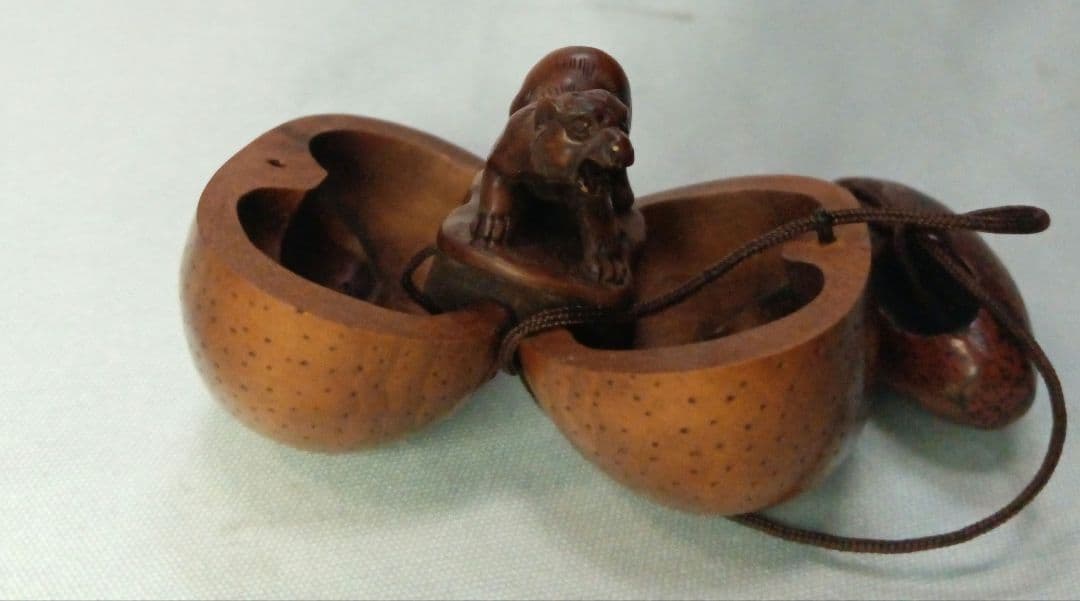 木彫 根付 「柿の中に虎」 からくり根付