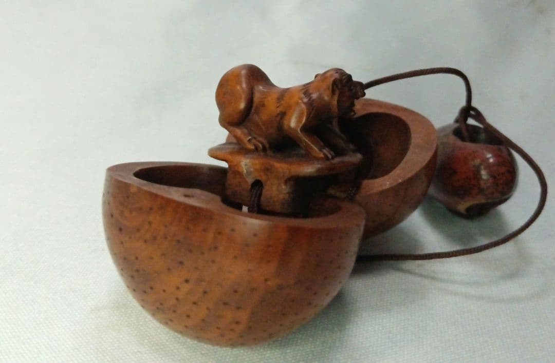 木彫 根付 「柿の中に虎」 からくり根付