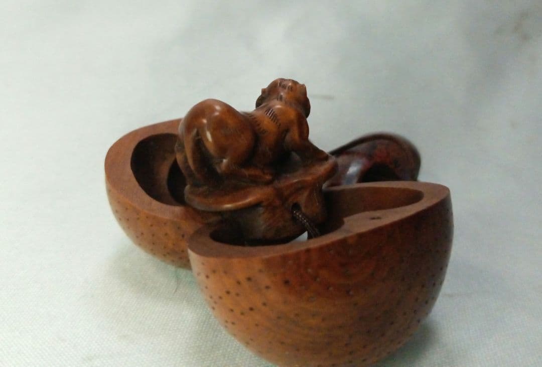 木彫 根付 「柿の中に虎」 からくり根付