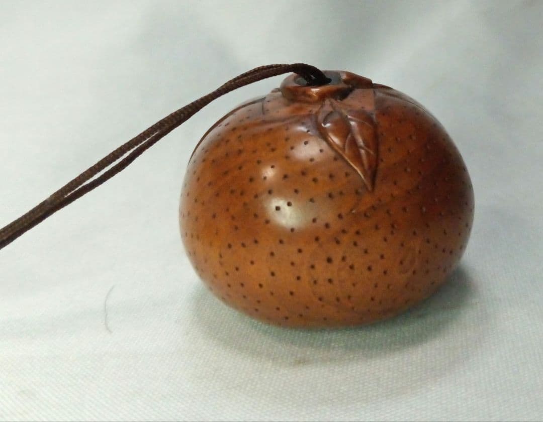 木彫 根付 「柿の中に虎」 からくり根付