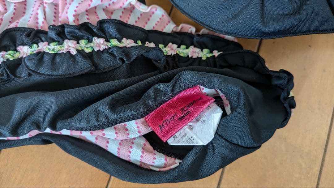 ベッツィージョンソン　水着