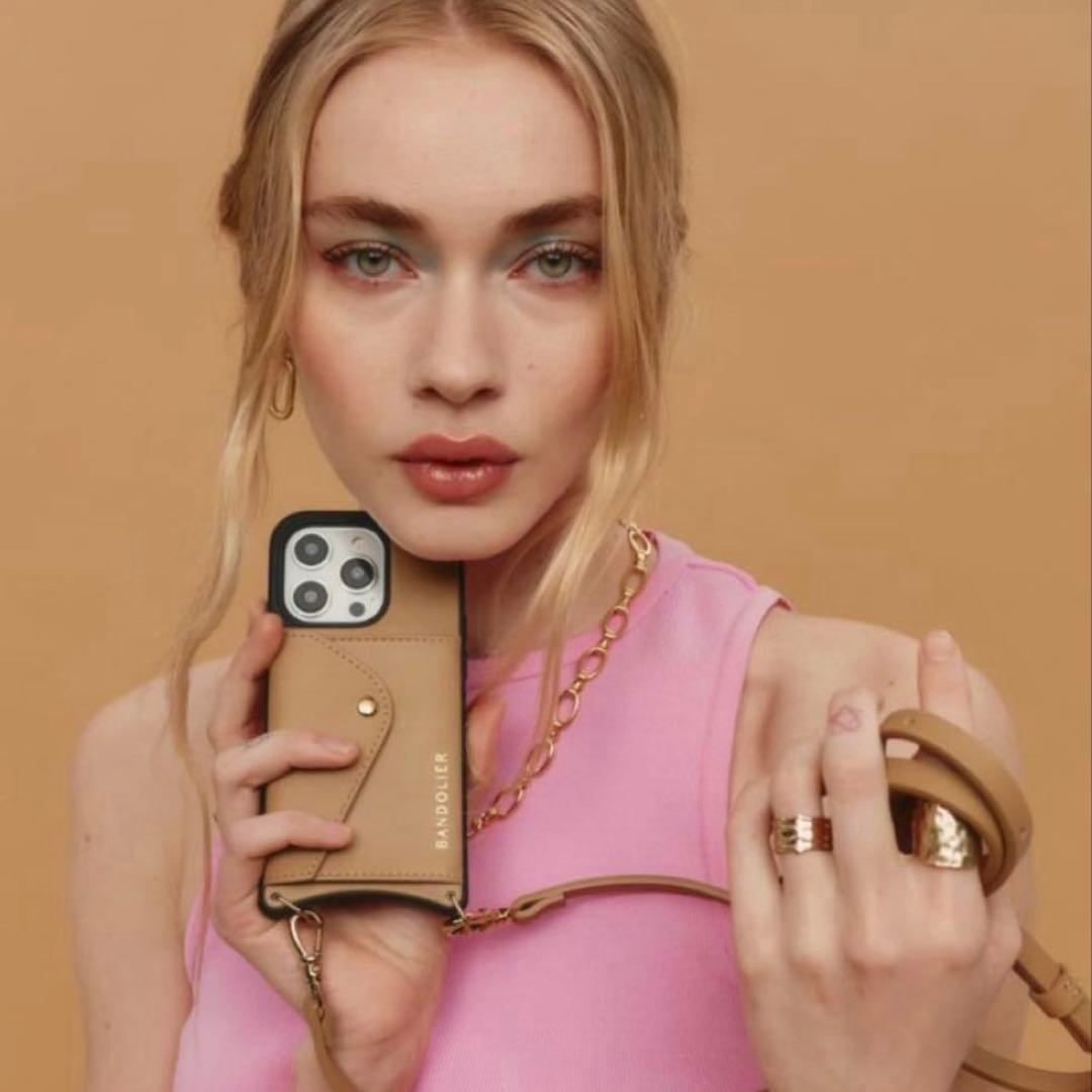◆バンドリヤー ドナ サイドスロット タン iPhone15 BANDOLIER