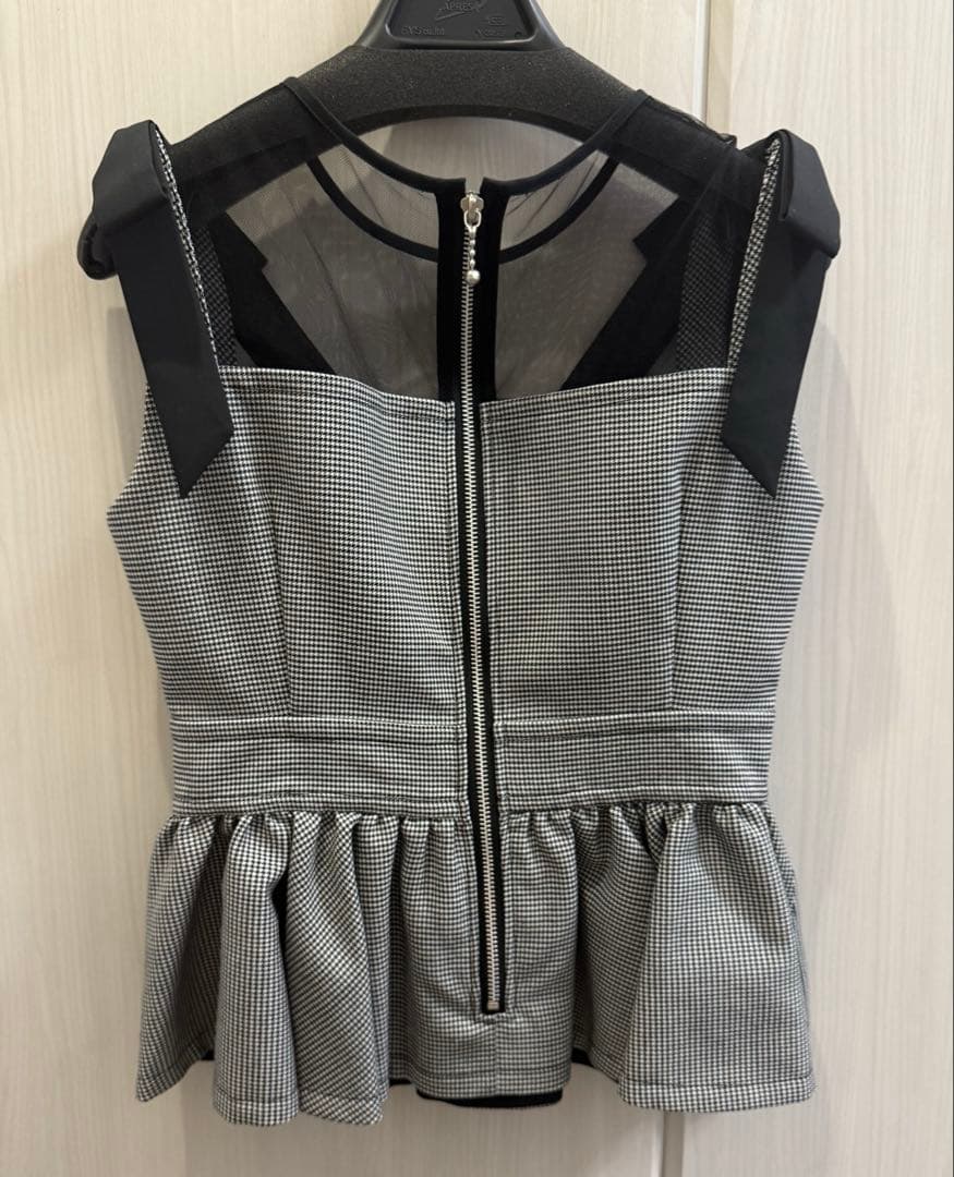 sheller ショルダーリボンペプラムトップス