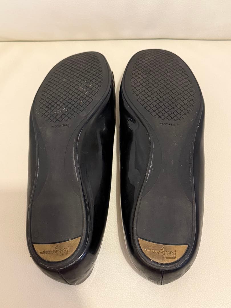 フェラガモ ヴァリナ バレエシューズ ヴァラ リボン エナメル ブラック