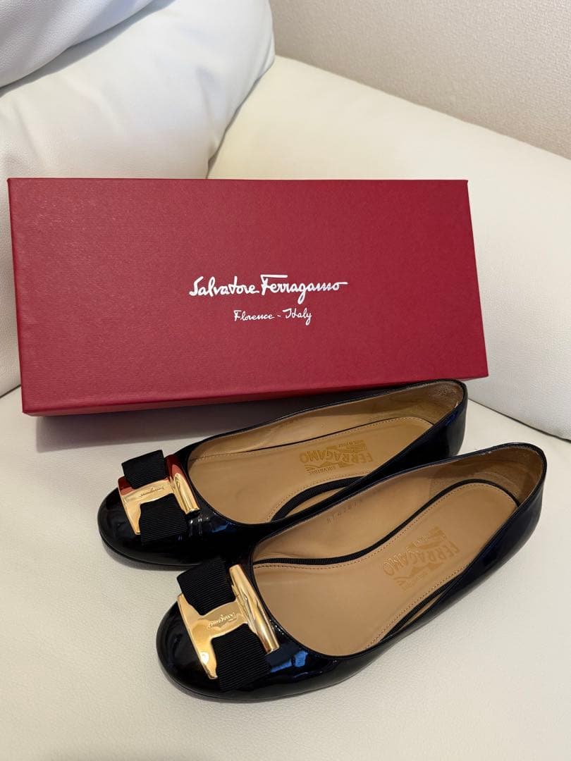 フェラガモ ヴァリナ バレエシューズ ヴァラ リボン エナメル ブラック