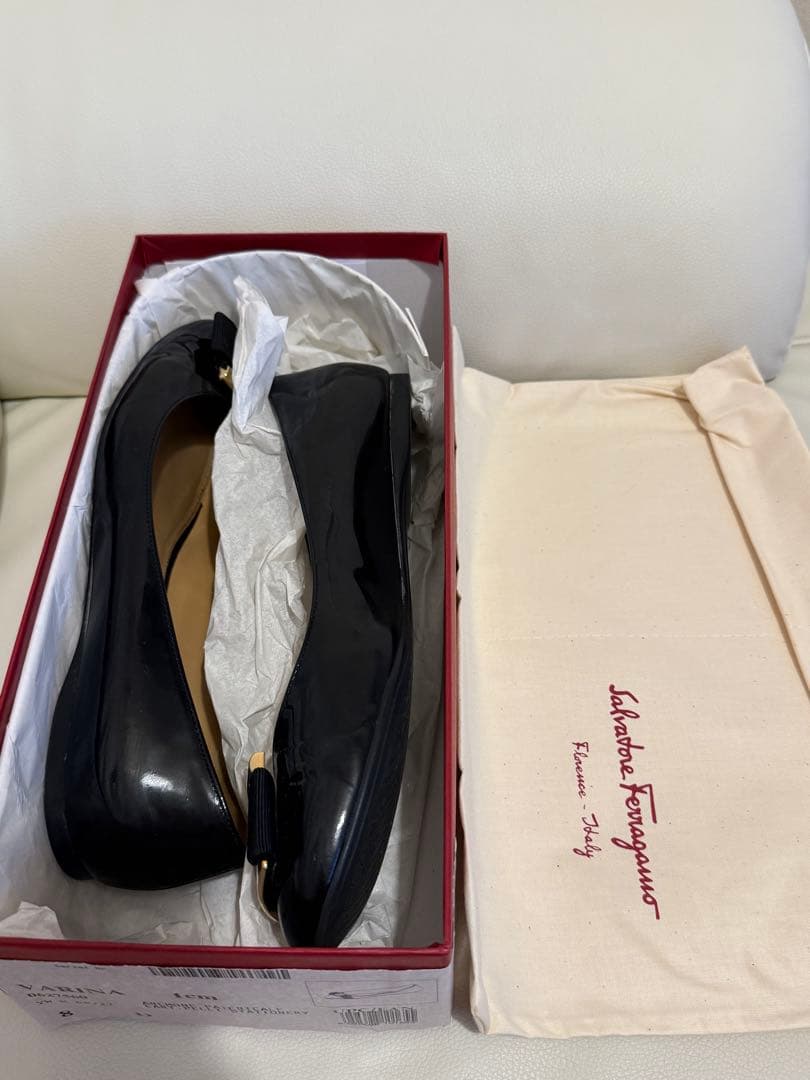 フェラガモ ヴァリナ バレエシューズ ヴァラ リボン エナメル ブラック