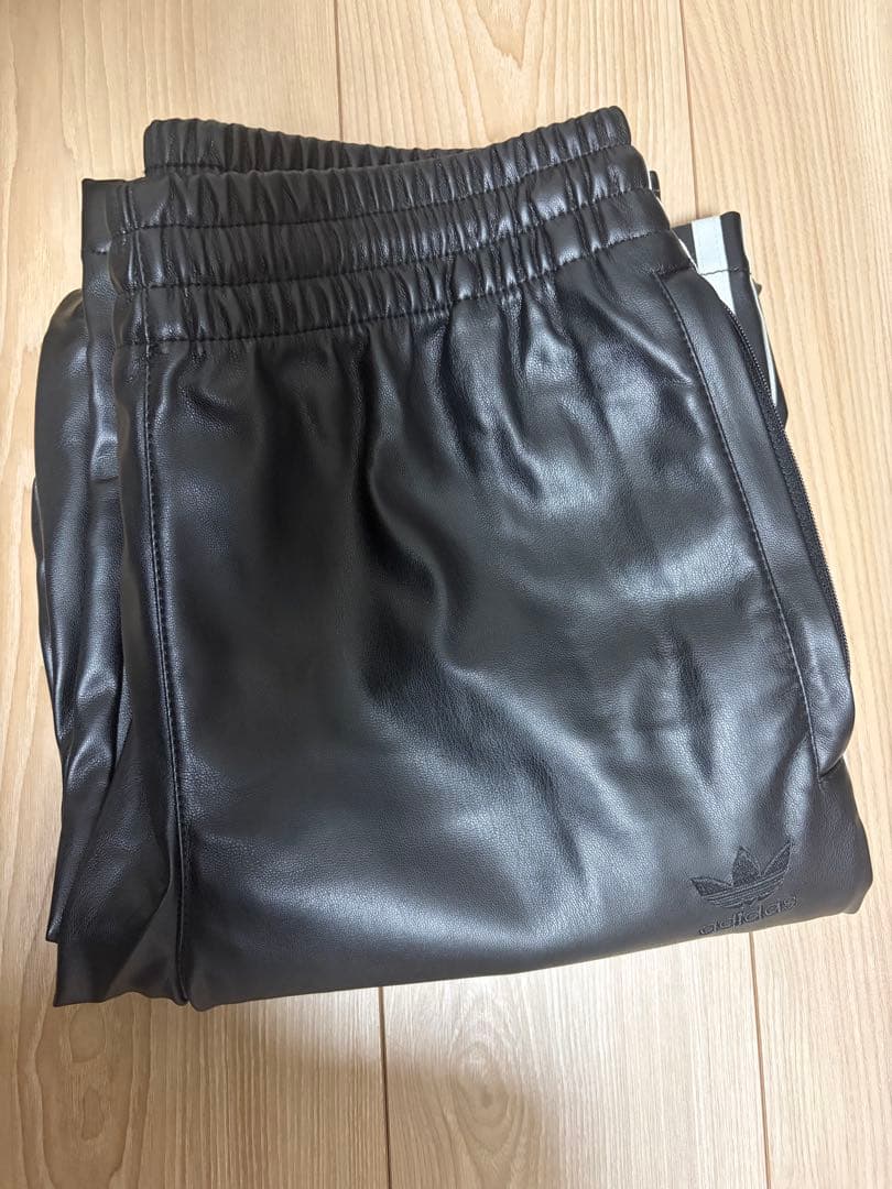 adidas アディダス フェイクレザー トラックパンツ pablo vinci