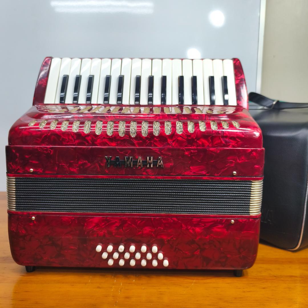 YAMAHA ヤマハ アコーディオン 8905 ケース付　赤