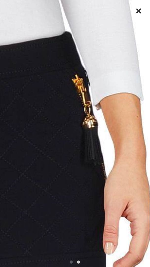 【新品タグ付】モスキーノ厚地ブラックショートパンツ ジッパーポケットタッセル付き