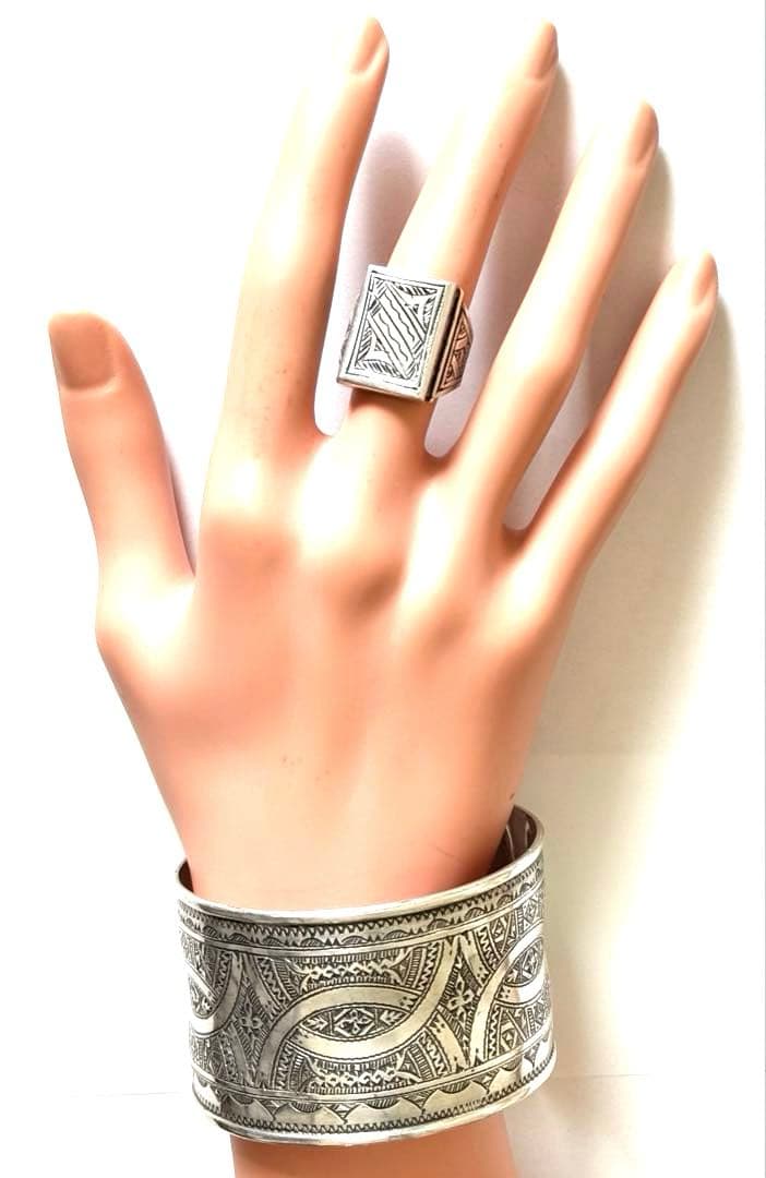 トゥアレグ族　サハラ砂漠　ハンドメイド　シルバーバングル