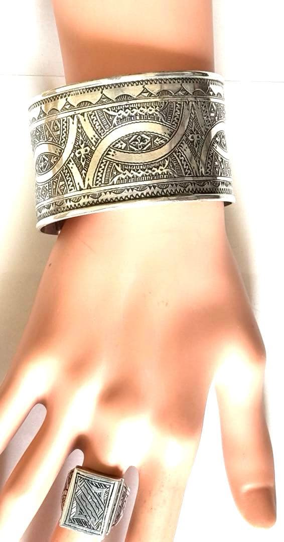 トゥアレグ族　サハラ砂漠　ハンドメイド　シルバーバングル