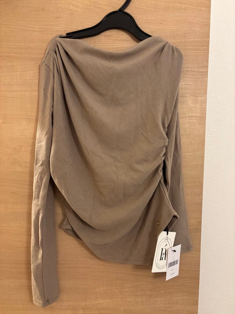 【最終値下げ】新品polaura アシンメトリードレープロングスリーブトップス