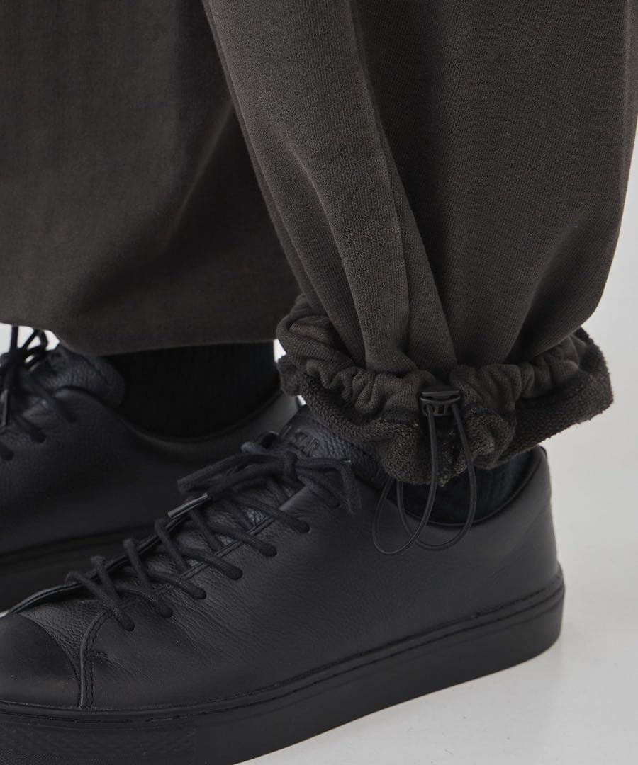 【united tokyo】ピグメントダイ　バレルベイカーパンツ　ダークグレー