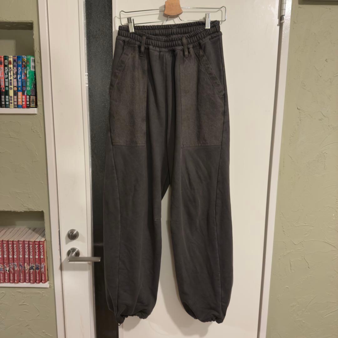 【united tokyo】ピグメントダイ　バレルベイカーパンツ　ダークグレー