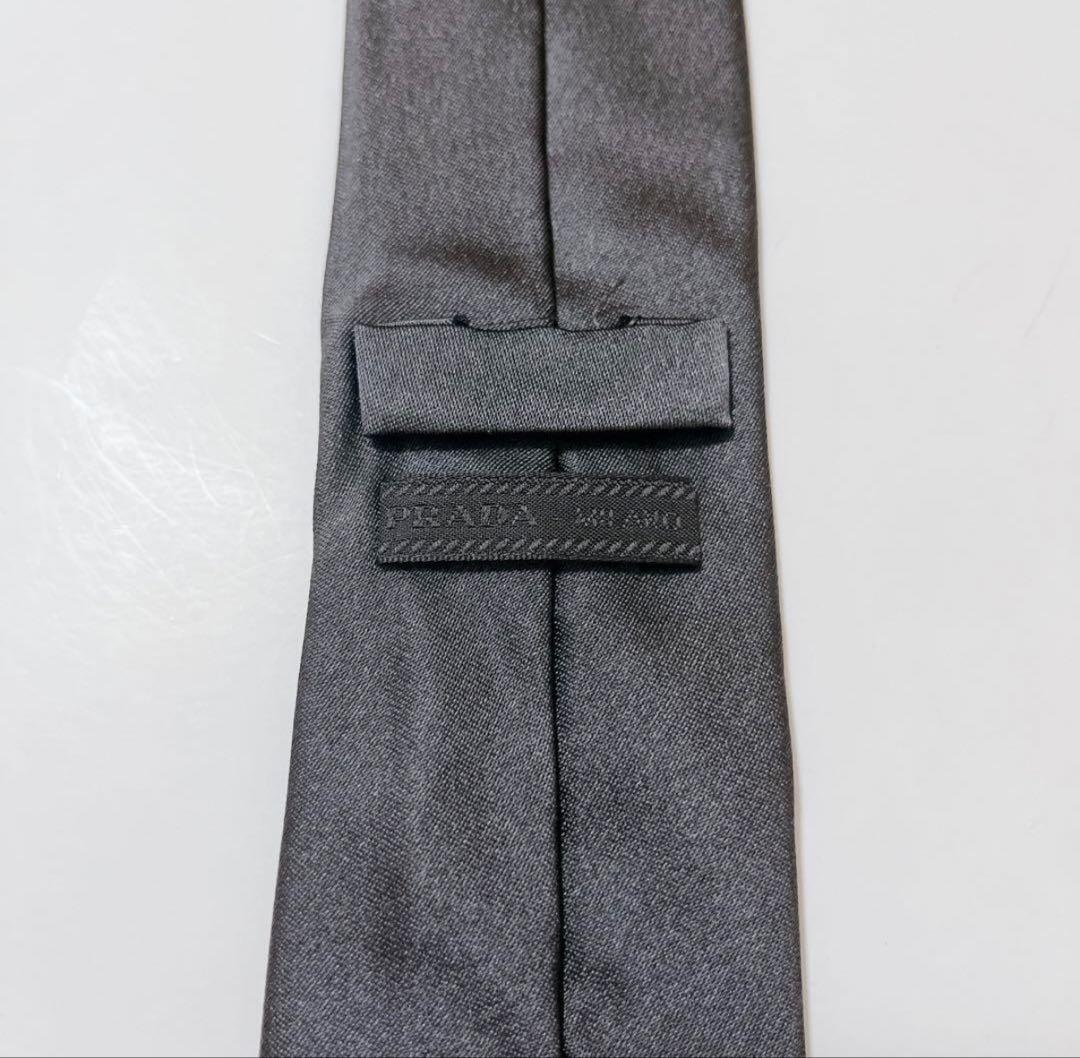 美品 プラダ ネクタイ ハイブランド ソリッドタイ 無地 光沢 希少 ナロータイ