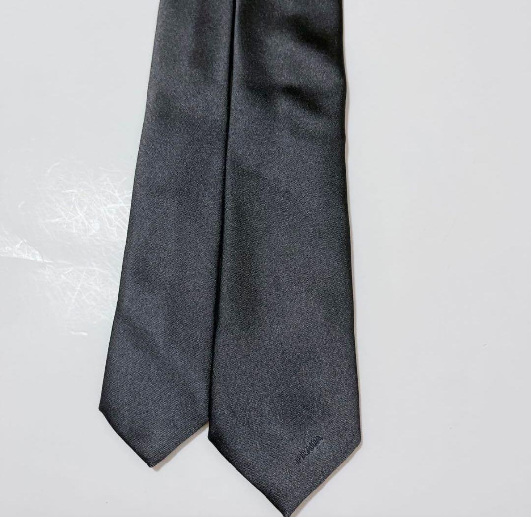 美品 プラダ ネクタイ ハイブランド ソリッドタイ 無地 光沢 希少 ナロータイ